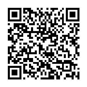 丁长生打完电话在街上的小卖部买了几瓶矿泉水和几条毛巾二维码生成