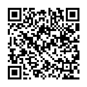 他拿出一张金灿灿的信用卡很霸气地去前台结了账二维码生成