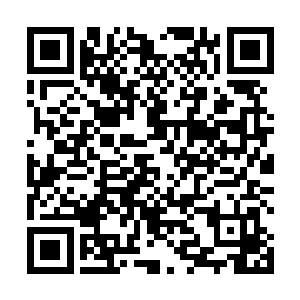 便可班的教室里堆满了课桌椅和杂物几乎塞得水泄不通二维码生成