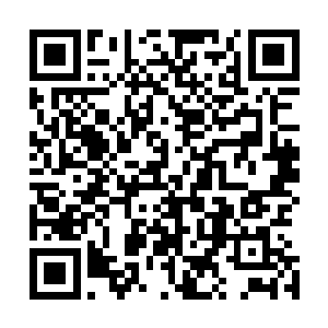 只是在他从一个字的笔画凹槽中飞到另外一个字的凹槽里时二维码生成