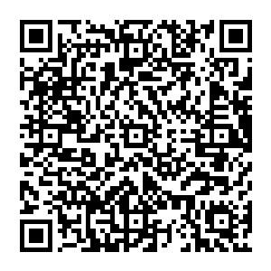 在背面用了整整一版刊登卫皇集团董事局主席的公子赵恒斌即将和湖州市工商银行行长何红安的二维码生成