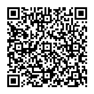 然后是一缕淡淡的烟味飘了出来――切萨雷不知什么时候已经从盥洗室回到了起居室二维码生成